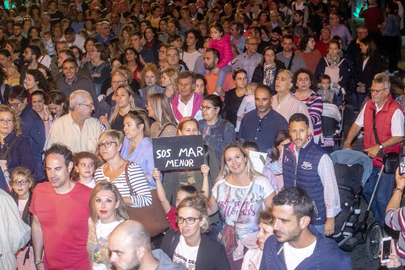 Unas 55.000 personas claman contra la contaminación y reclaman soluciones para «salvar» la laguna.
