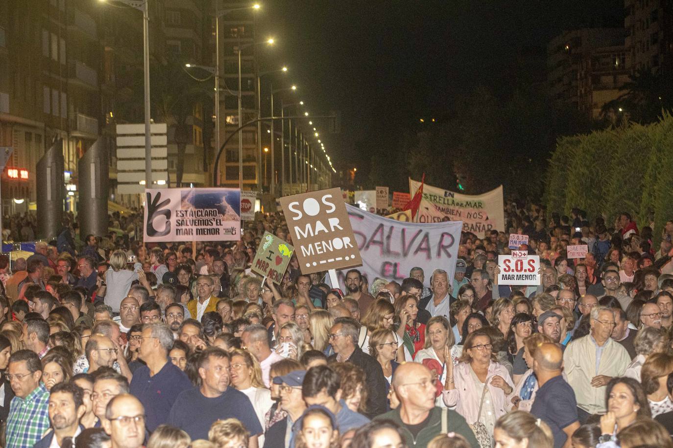 Unas 55.000 personas claman contra la contaminación y reclaman soluciones para «salvar» la laguna.