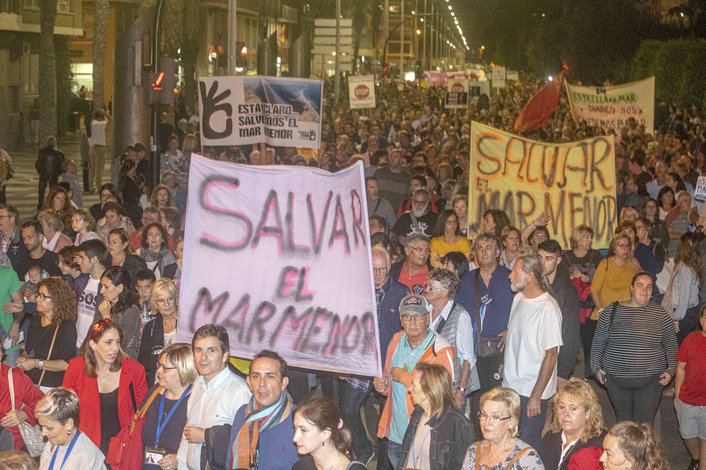 Unas 55.000 personas claman contra la contaminación y reclaman soluciones para «salvar» la laguna.