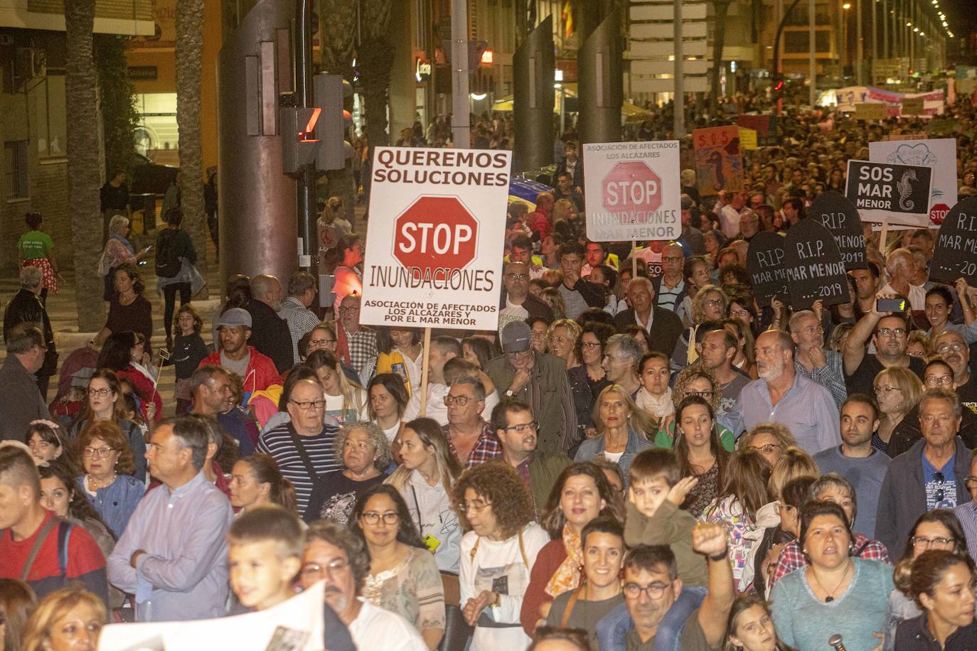 Unas 55.000 personas claman contra la contaminación y reclaman soluciones para «salvar» la laguna.