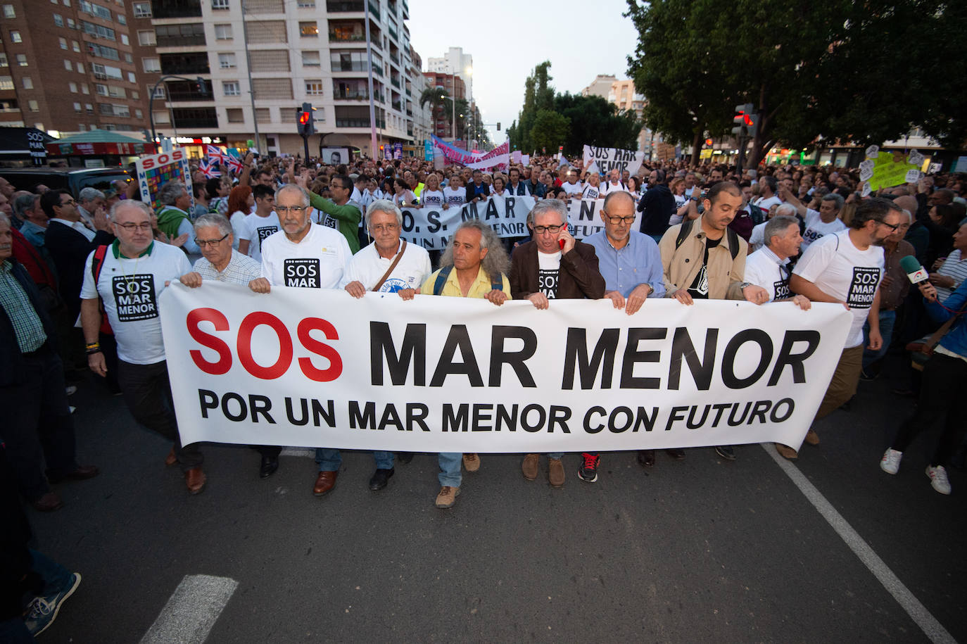 Unas 55.000 personas claman contra la contaminación y reclaman soluciones para «salvar» la laguna.