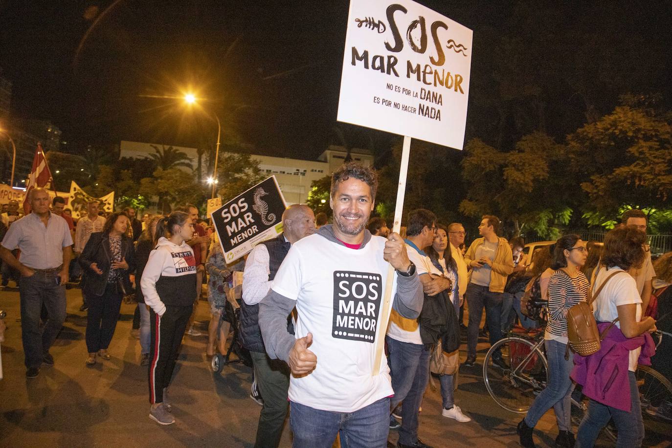 Unas 55.000 personas claman contra la contaminación y reclaman soluciones para «salvar» la laguna.