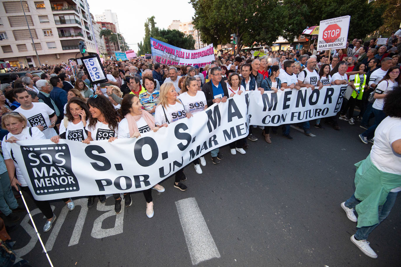 Unas 55.000 personas claman contra la contaminación y reclaman soluciones para «salvar» la laguna.