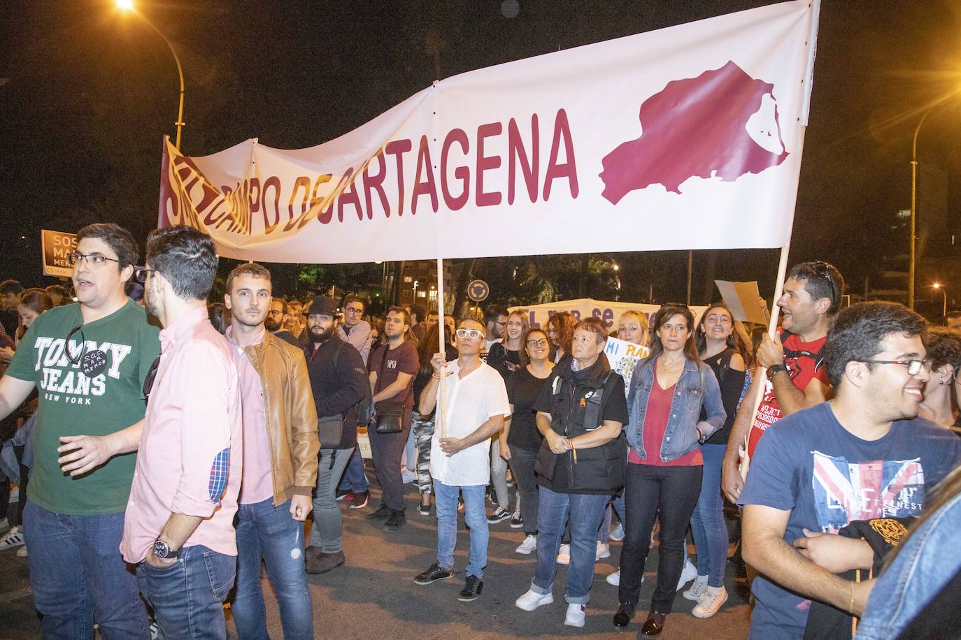 Unas 55.000 personas claman contra la contaminación y reclaman soluciones para «salvar» la laguna.
