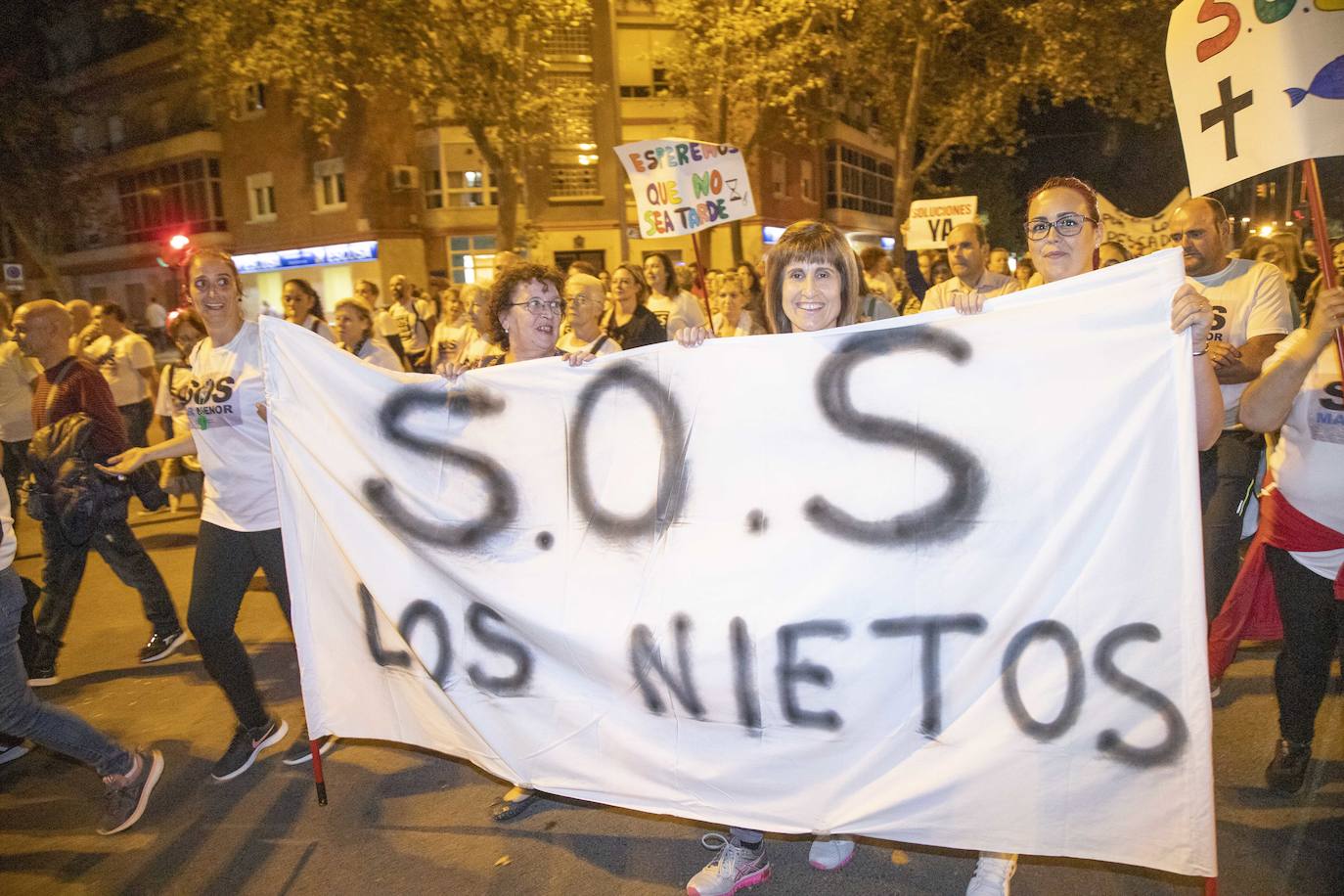 Unas 55.000 personas claman contra la contaminación y reclaman soluciones para «salvar» la laguna.