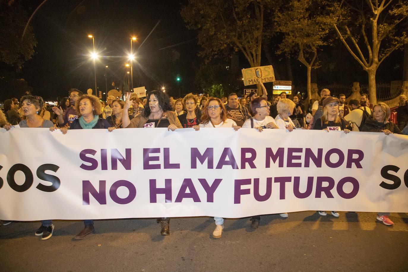 Unas 55.000 personas claman contra la contaminación y reclaman soluciones para «salvar» la laguna.