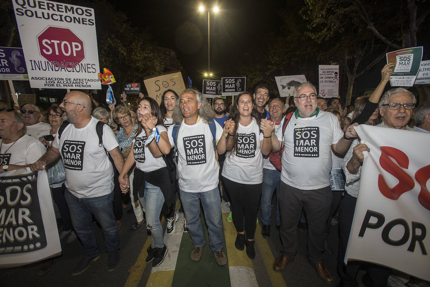 Unas 55.000 personas claman contra la contaminación y reclaman soluciones para «salvar» la laguna.
