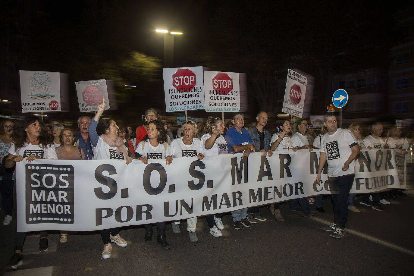 Unas 55.000 personas claman contra la contaminación y reclaman soluciones para «salvar» la laguna.