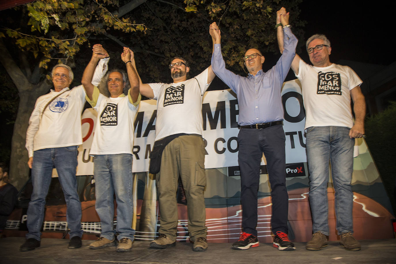 Unas 55.000 personas claman contra la contaminación y reclaman soluciones para «salvar» la laguna.