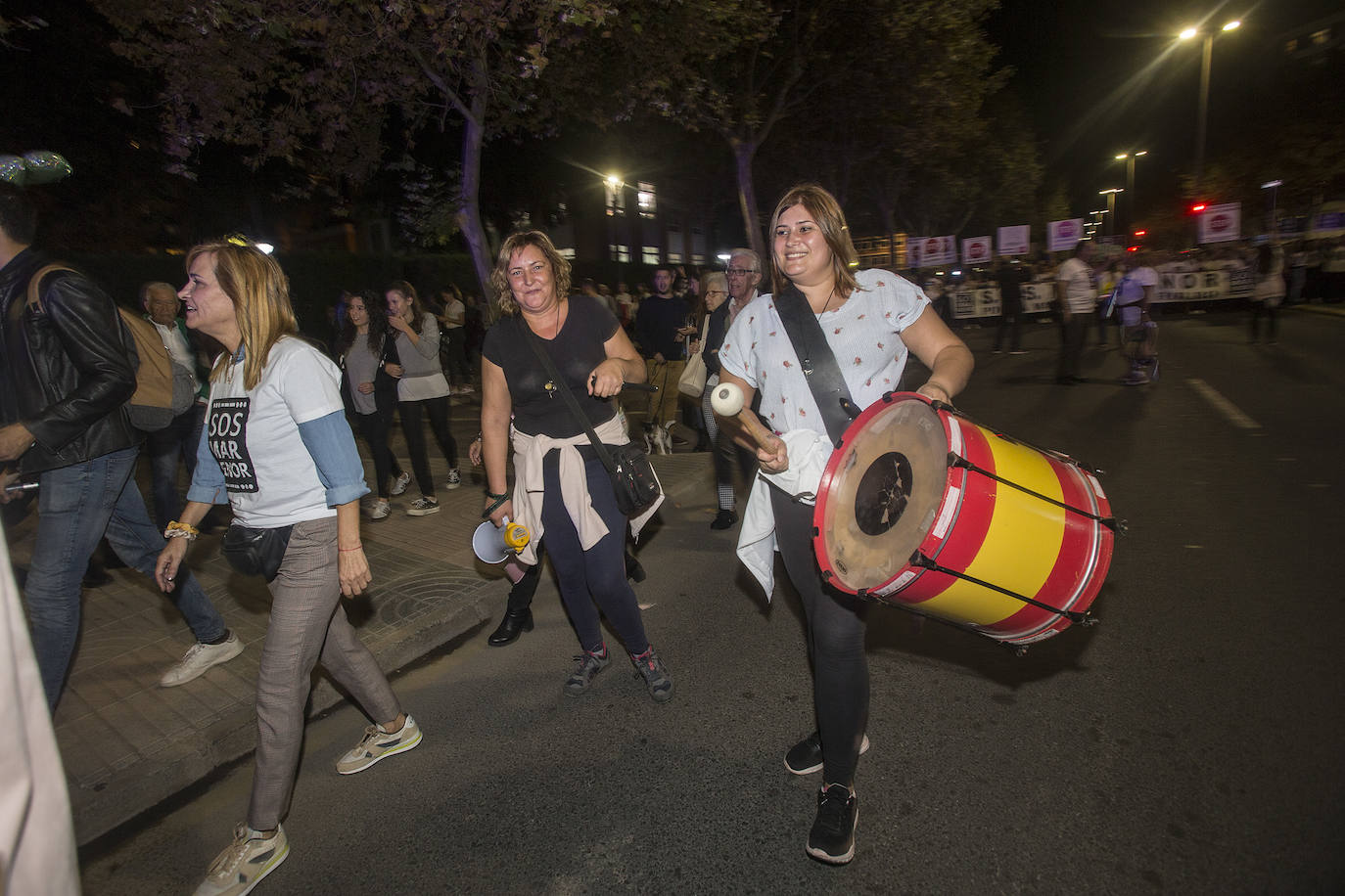Los manifestantes que este miércoles pidieron medidas para salvar al Mar Menor derrocharon ingenio y creativiad en sus carteles y pancartas.
