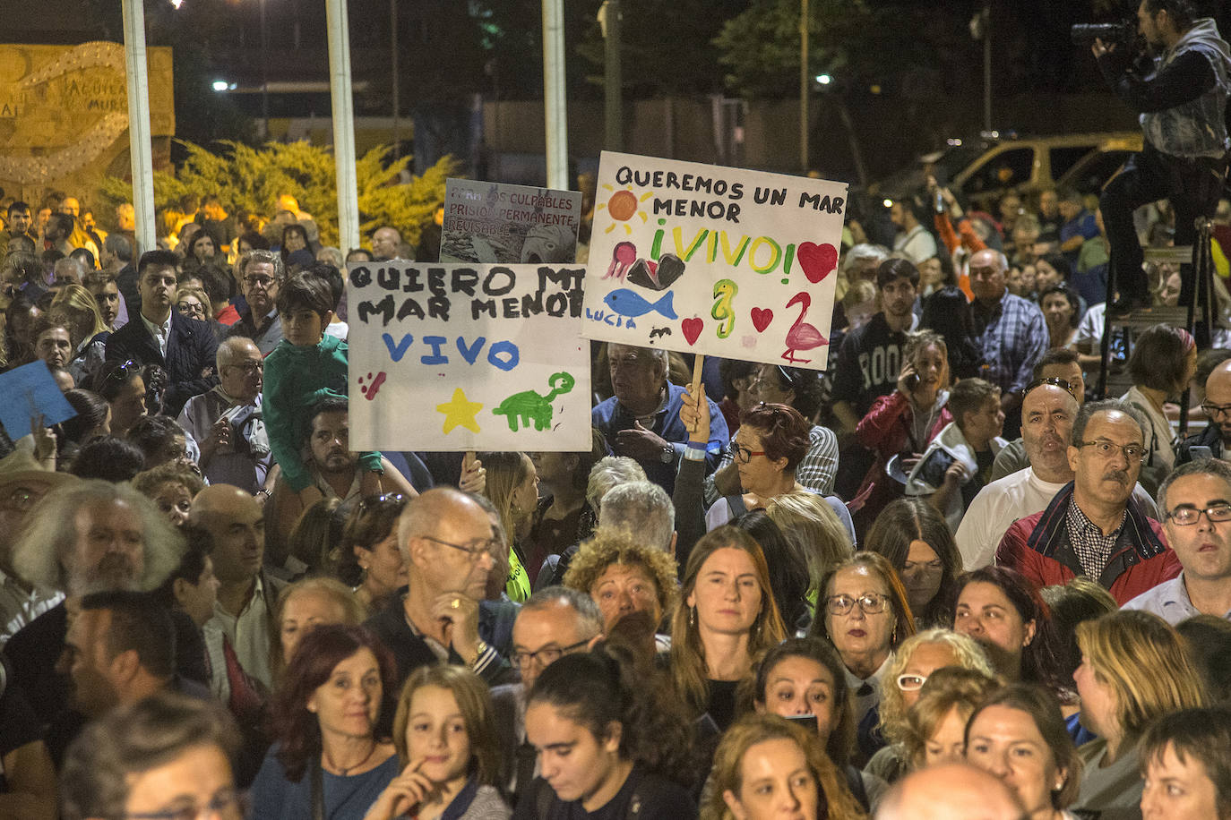 Los manifestantes que este miércoles pidieron medidas para salvar al Mar Menor derrocharon ingenio y creativiad en sus carteles y pancartas.