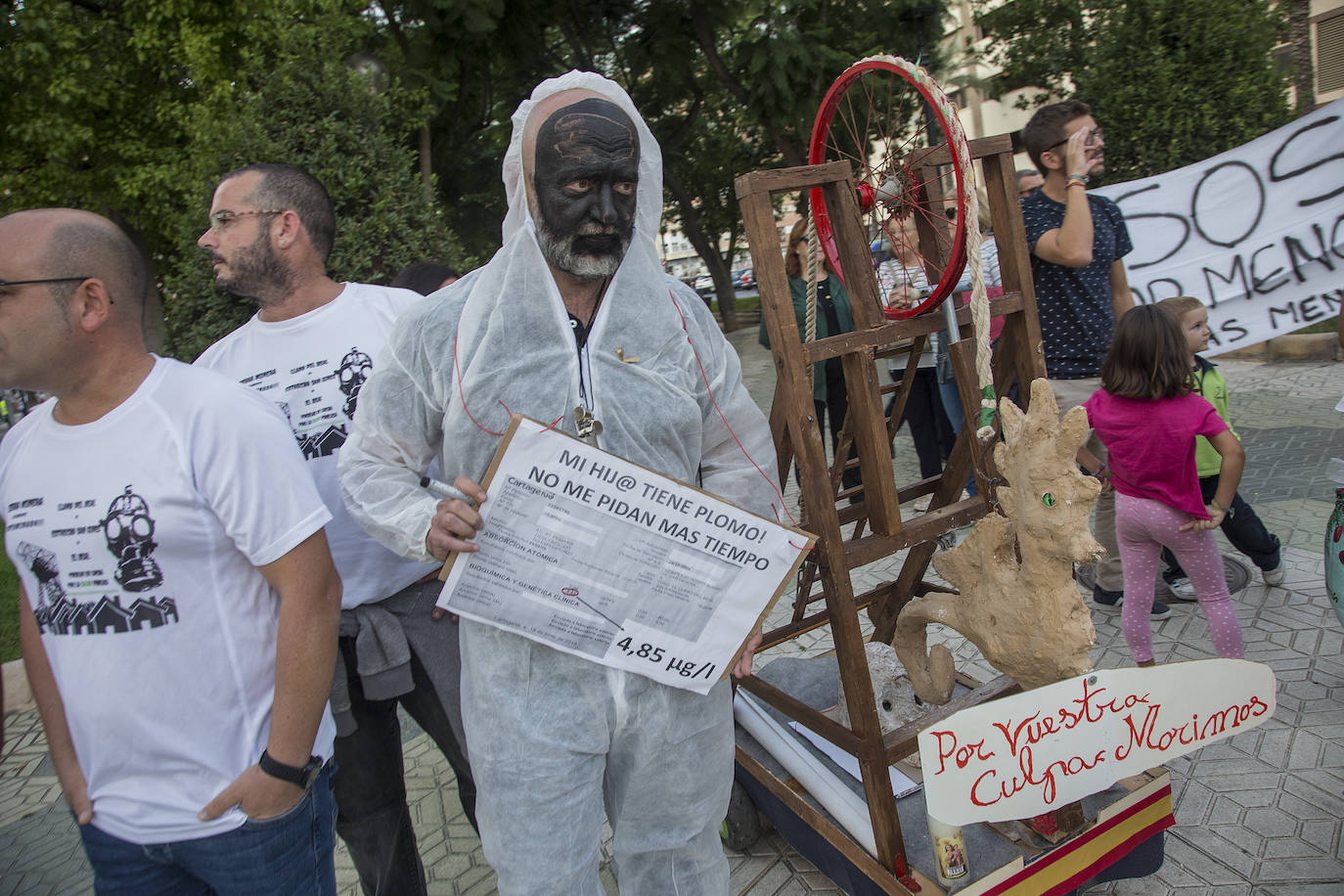Los manifestantes que este miércoles pidieron medidas para salvar al Mar Menor derrocharon ingenio y creativiad en sus carteles y pancartas.