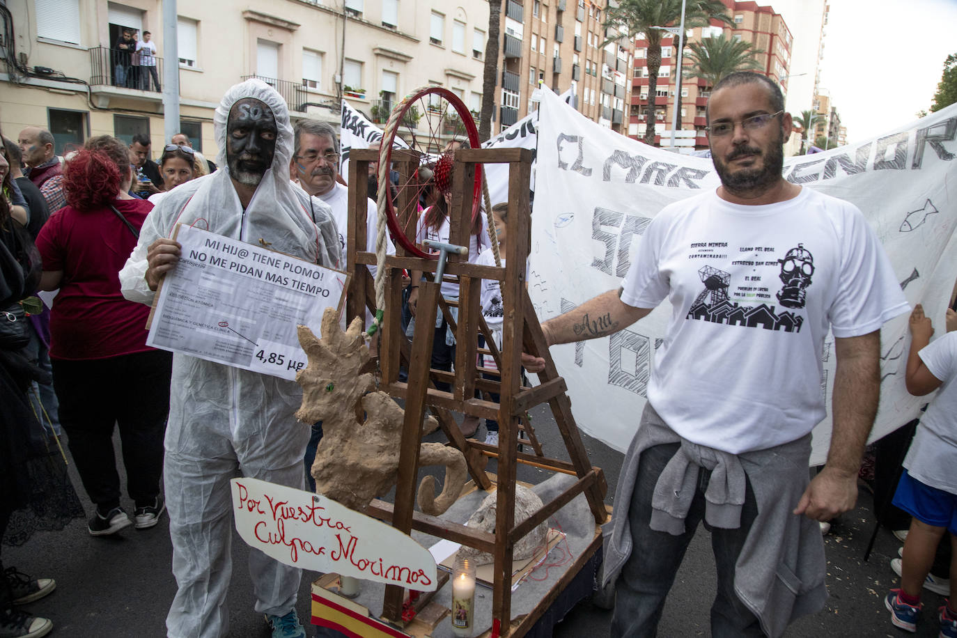 Los manifestantes que este miércoles pidieron medidas para salvar al Mar Menor derrocharon ingenio y creativiad en sus carteles y pancartas.