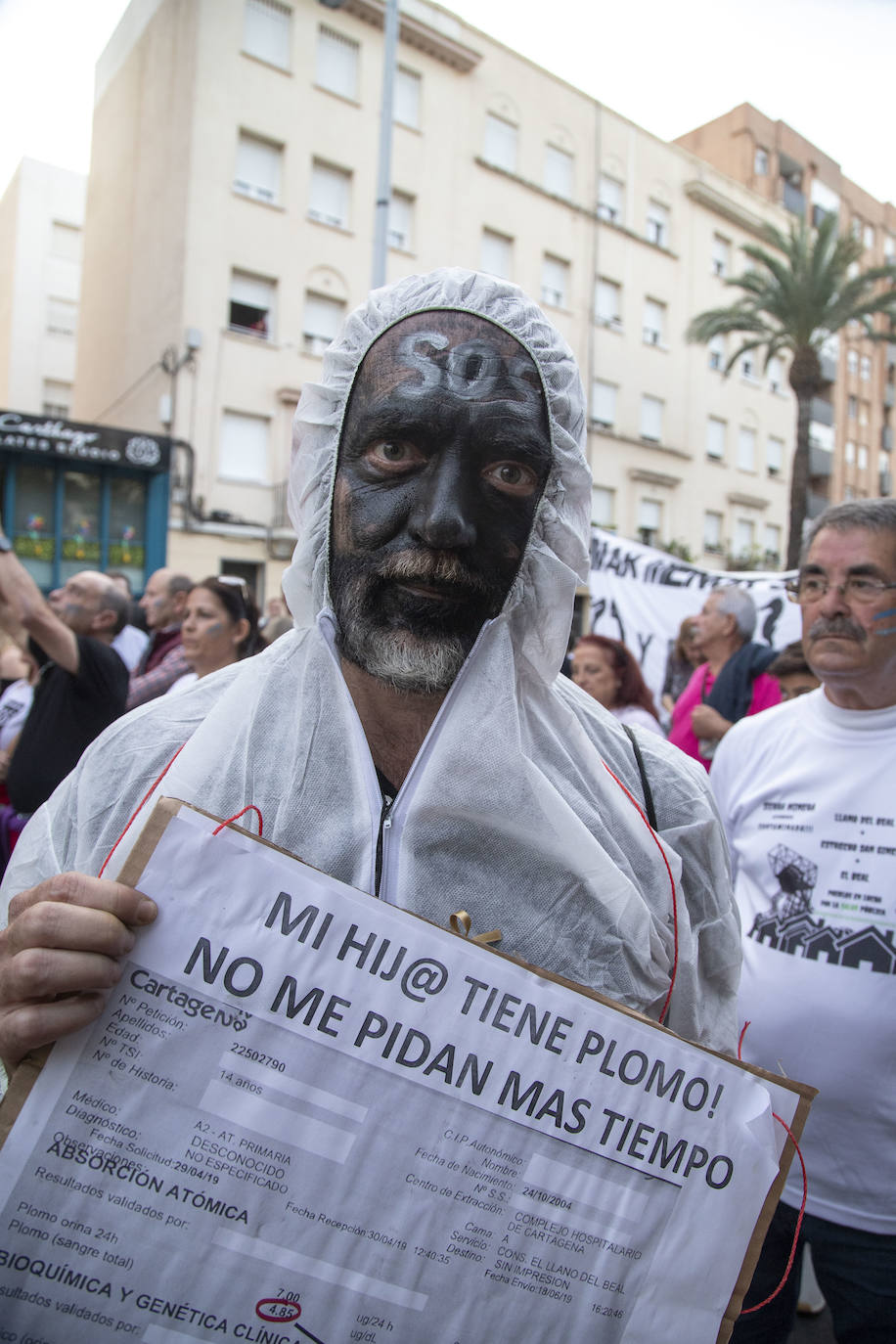 Los manifestantes que este miércoles pidieron medidas para salvar al Mar Menor derrocharon ingenio y creativiad en sus carteles y pancartas.
