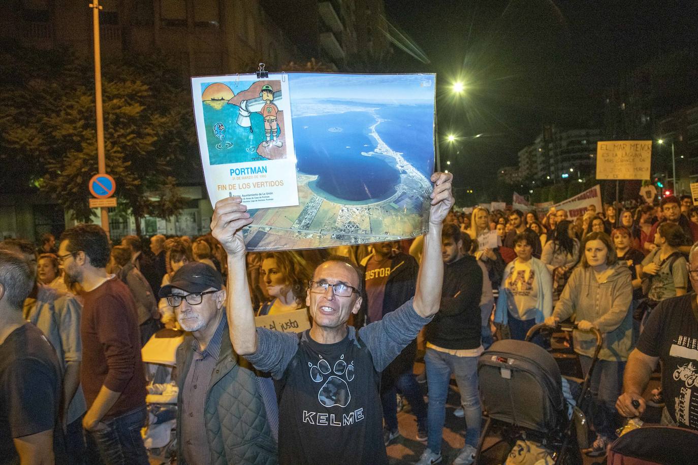 Los manifestantes que este miércoles pidieron medidas para salvar al Mar Menor derrocharon ingenio y creativiad en sus carteles y pancartas.