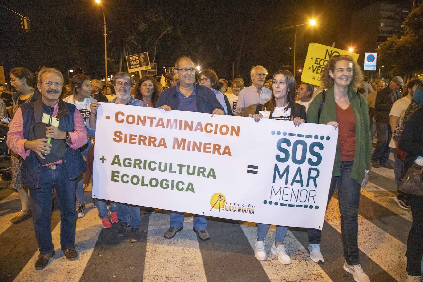 Los manifestantes que este miércoles pidieron medidas para salvar al Mar Menor derrocharon ingenio y creativiad en sus carteles y pancartas.