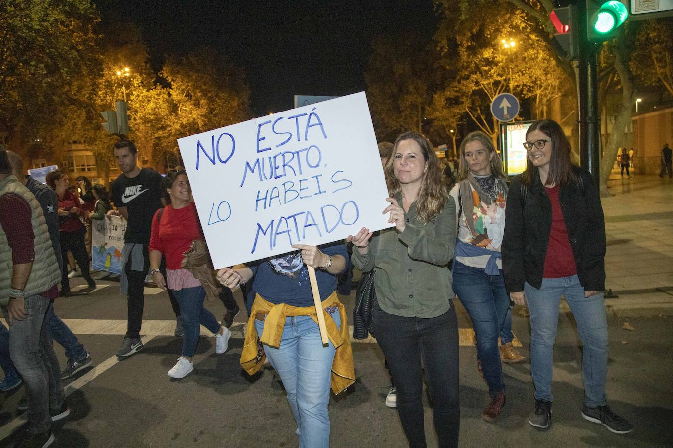 Los manifestantes que este miércoles pidieron medidas para salvar al Mar Menor derrocharon ingenio y creativiad en sus carteles y pancartas.