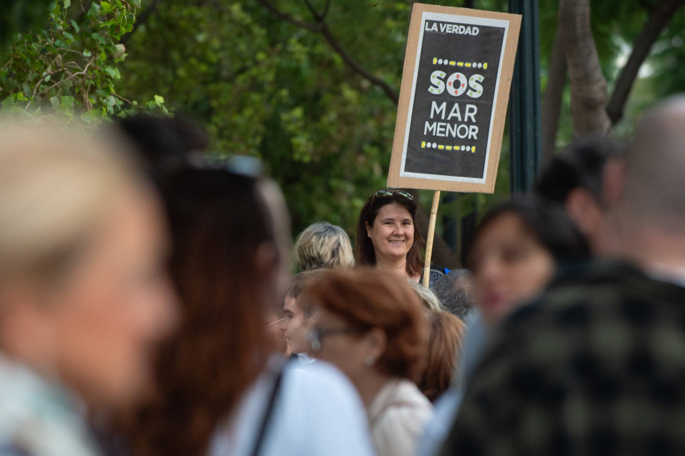 Los manifestantes que este miércoles pidieron medidas para salvar al Mar Menor derrocharon ingenio y creativiad en sus carteles y pancartas.