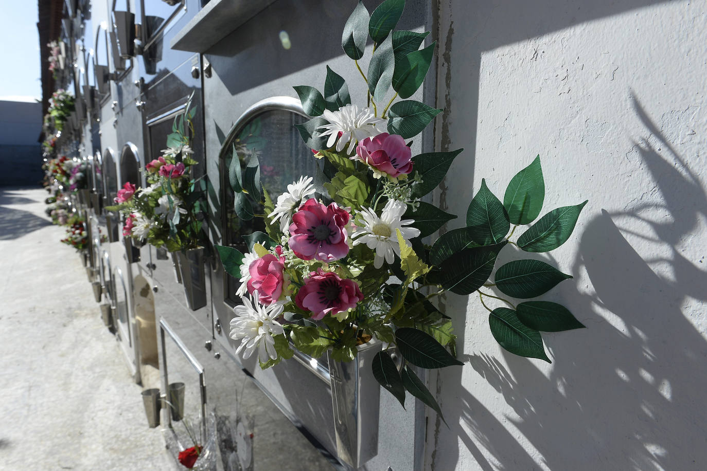 El cementerio de Llano de Brujas se construyó porque el más cercano, el de El Esparragal, quedaba muy retirado para los vecinos de la zona.