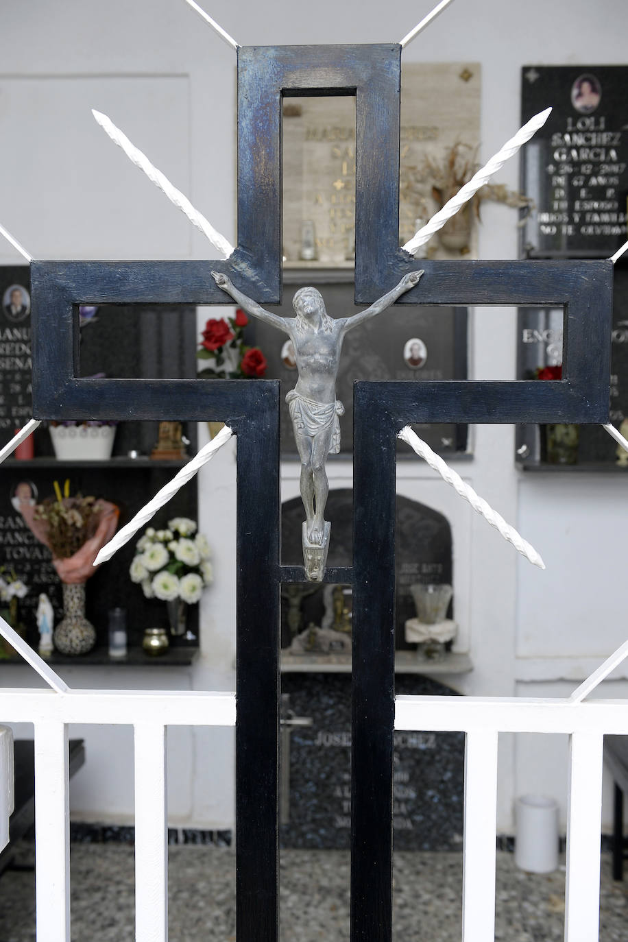 El cementerio de Llano de Brujas se construyó porque el más cercano, el de El Esparragal, quedaba muy retirado para los vecinos de la zona.