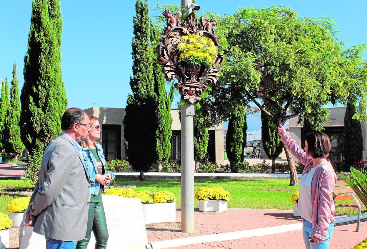 El concejal Tomás Consentino y la alcaldesa de Águilas, Mari Carmen Moreno (c), junto a la edil Isabel Fernández, en el cementerio. 