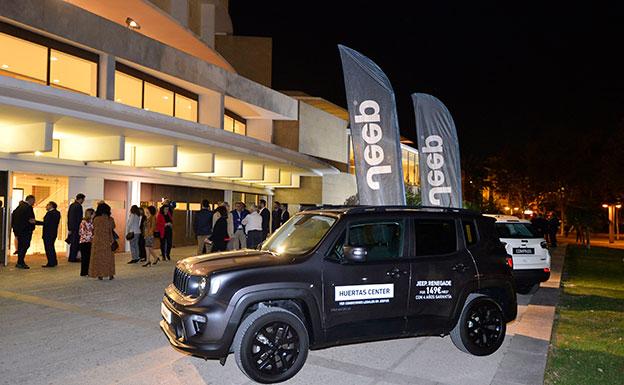 Los modelos Renegade y Compass estuvieron expuestos a la entrada del auditorio. Abajo, María José Marín en la entrega del premio.