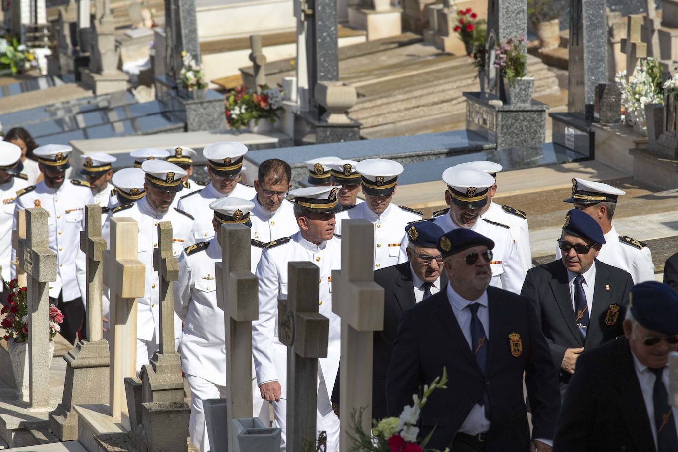 Una comisión naval encabezada por los almirantes del Arsenal y de Acción Marítima, Aniceto Rosique y Juan Sobrino, respectivamente, honró a los difuntos de la Armada en el cementerio de Santa Lucía.