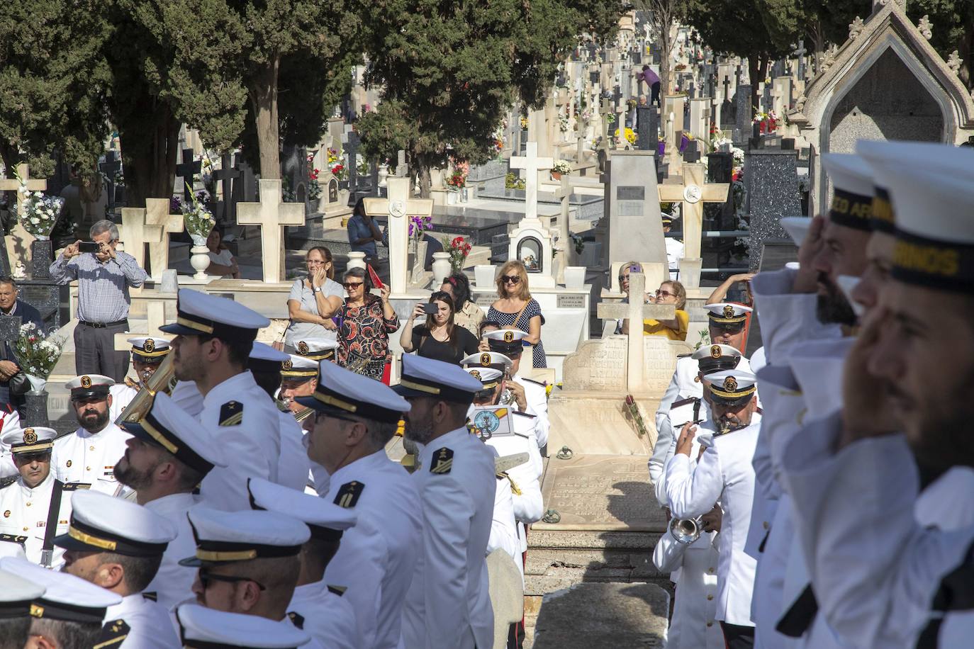 Una comisión naval encabezada por los almirantes del Arsenal y de Acción Marítima, Aniceto Rosique y Juan Sobrino, respectivamente, honró a los difuntos de la Armada en el cementerio de Santa Lucía.