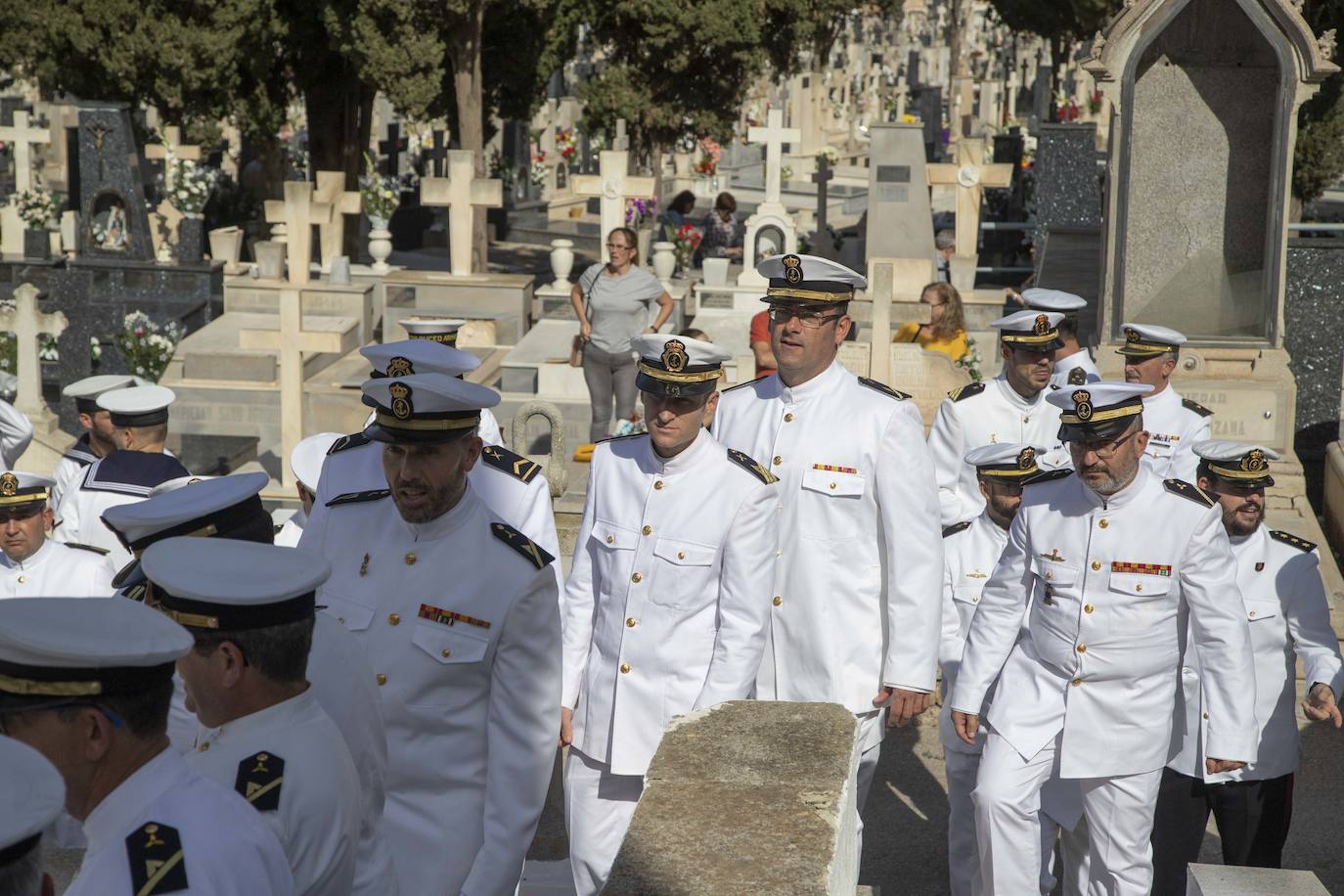 Una comisión naval encabezada por los almirantes del Arsenal y de Acción Marítima, Aniceto Rosique y Juan Sobrino, respectivamente, honró a los difuntos de la Armada en el cementerio de Santa Lucía.