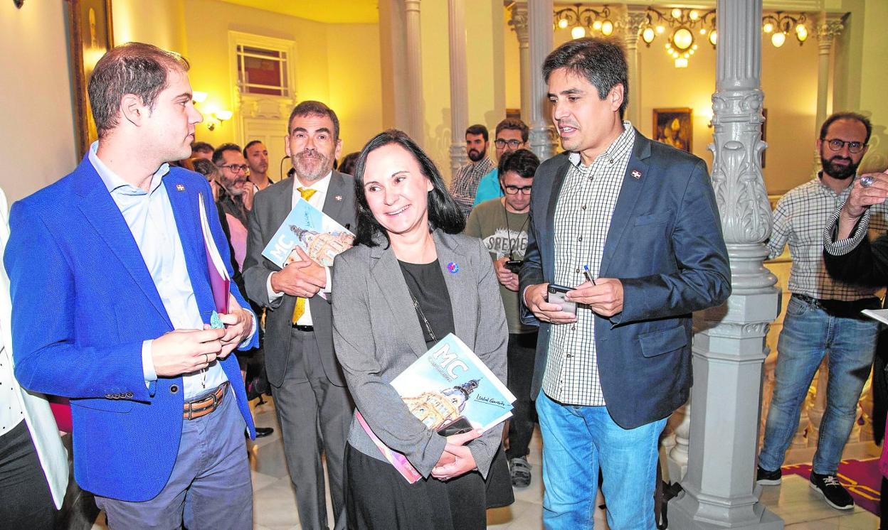 Ricardo Segado, José López, Isabel García y Jesús Giménez, de MC, fuera del Salón de Plenos, antes de empezar la sesión. 