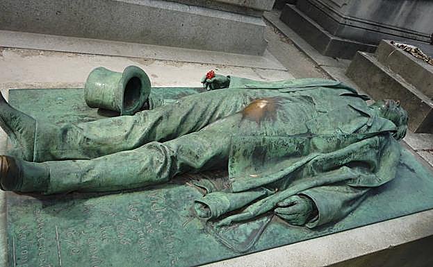 La tumba del periodista francés Victor Noir (1848-1870) en el cementerio de Père-Lachaise, en París, es visitada por mujeres que la consideran un símbolo de fertilidad. 