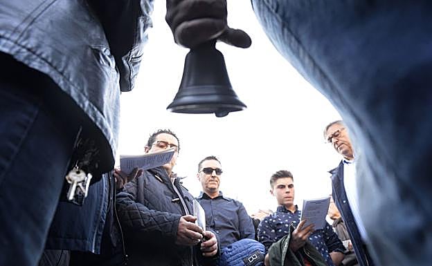 Un grupo de auroros de la Región entona una salve. 