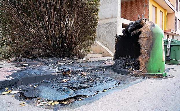 Imagen principal - Queman 16 contenedores y destrozan otros 35 en Puerto Lumbreras