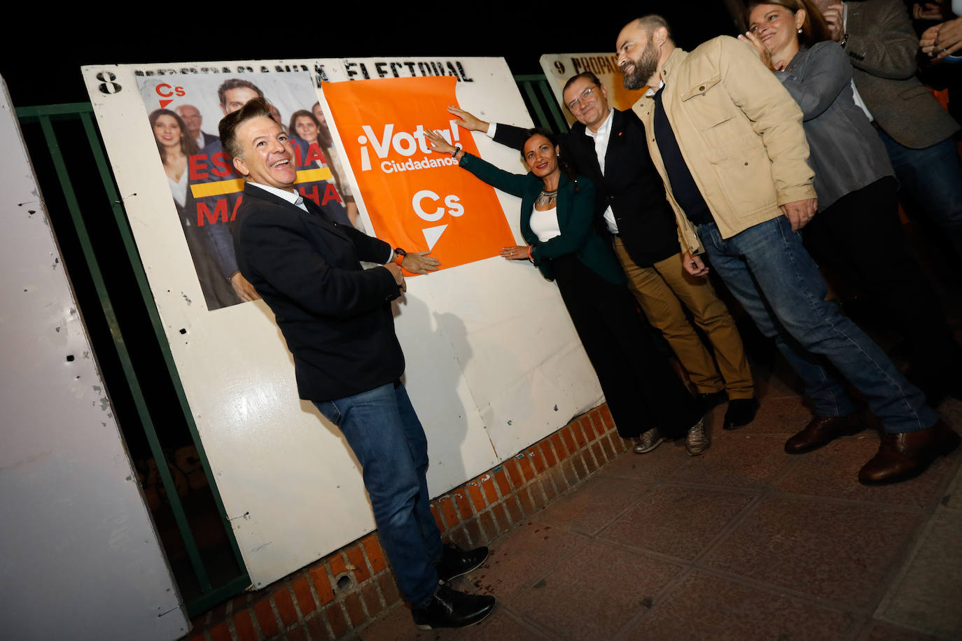 Pegada de carteles de Ciudadanos.