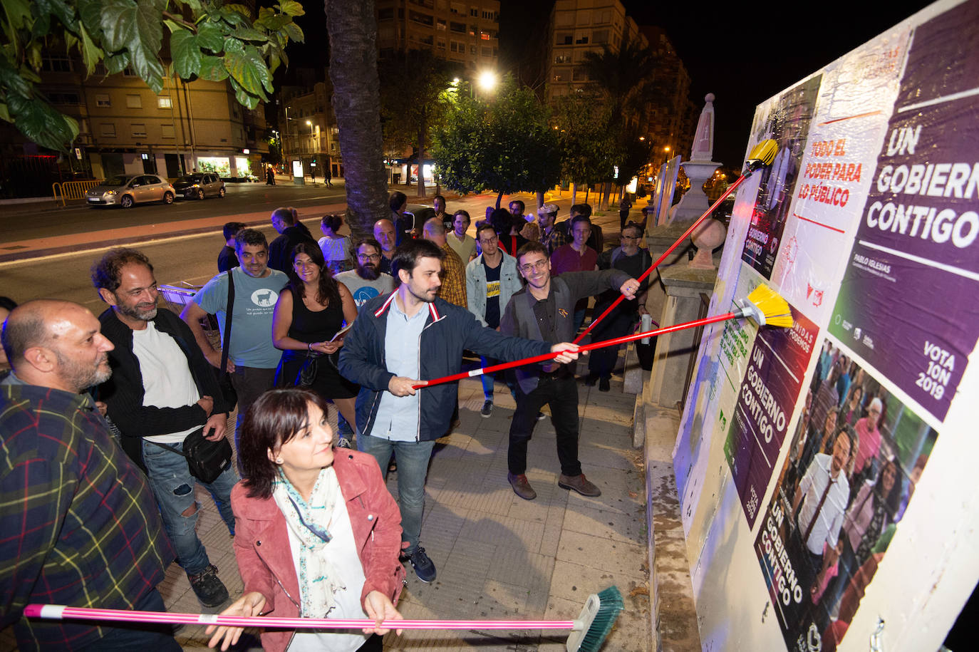 Pegada de carteles de Unidas Podemos