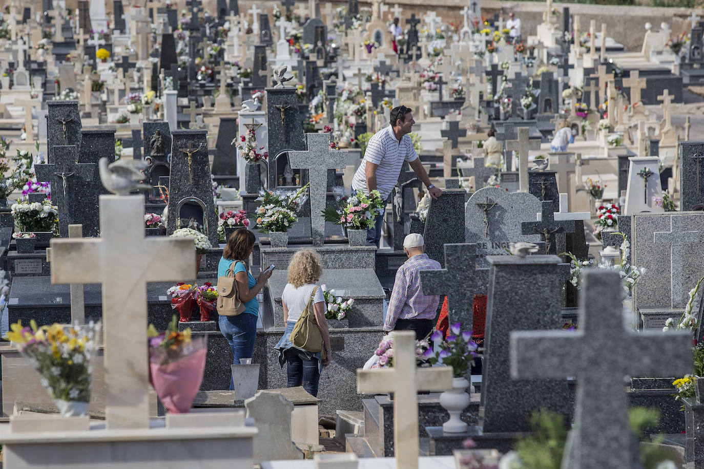 La afluencia de público a los grandes camposantos del municipio fue grande pero escalonada.