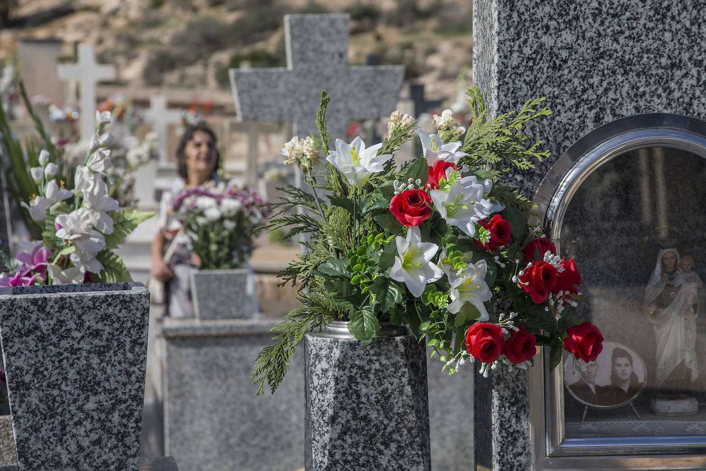 La afluencia de público a los grandes camposantos del municipio fue grande pero escalonada.