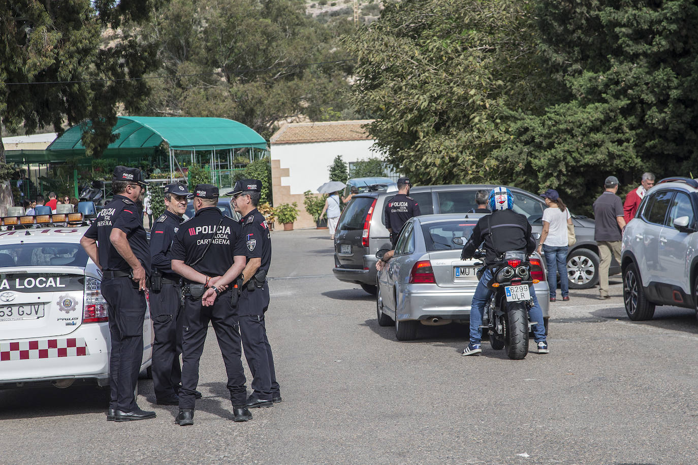 La afluencia de público a los grandes camposantos del municipio fue grande pero escalonada.