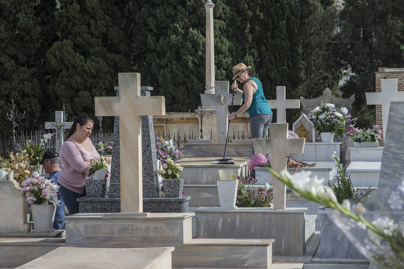 La afluencia de público a los grandes camposantos del municipio fue grande pero escalonada.