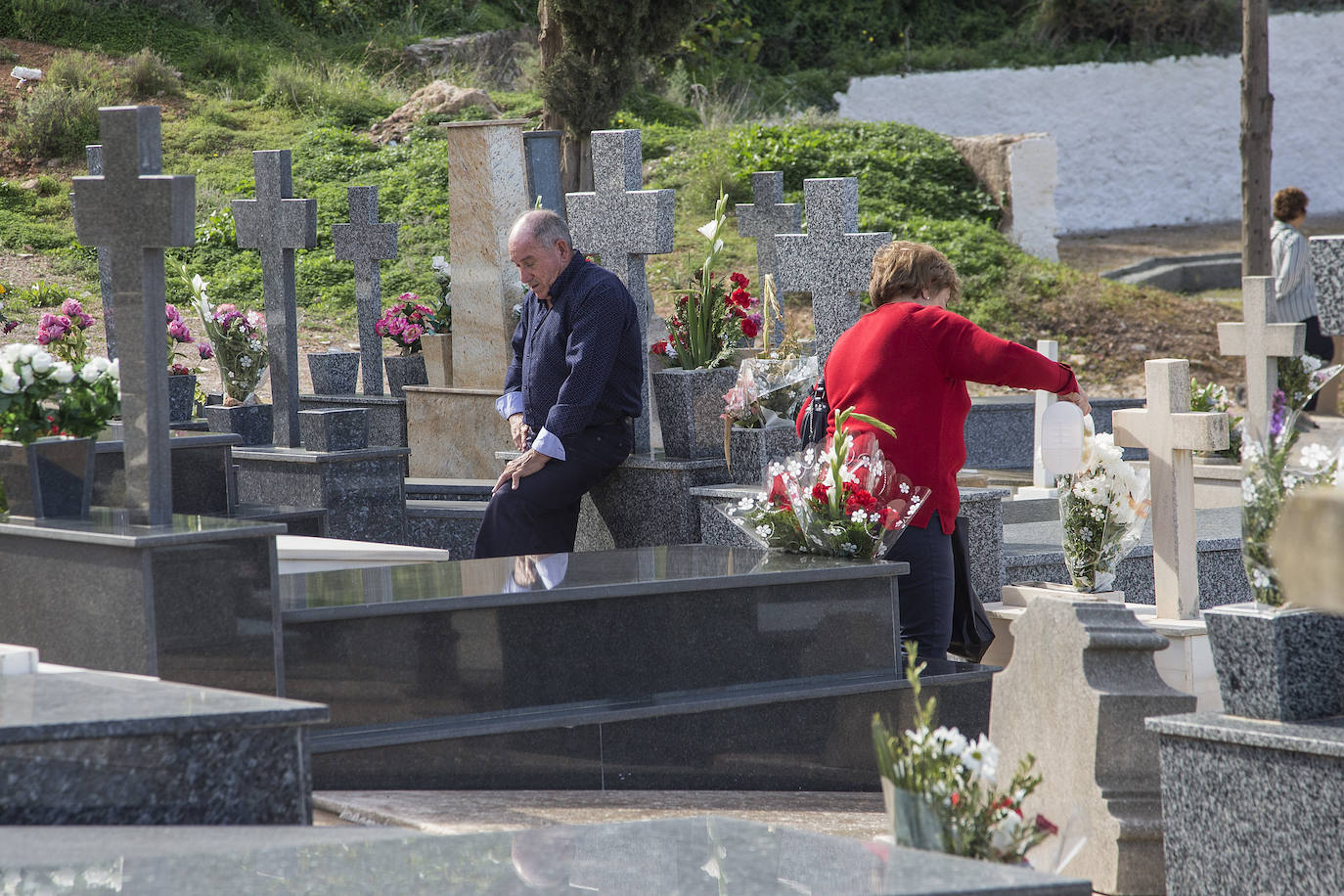 La afluencia de público a los grandes camposantos del municipio fue grande pero escalonada.
