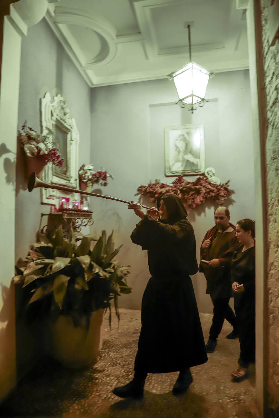 Los jóvenes apostaron por las fiestas de Halloween. Desde el jueves por la noche, llenaron calles, explanadas y jardines de la ciudad, con tétricos disfraces y caracterizaciones de películas de terror. 