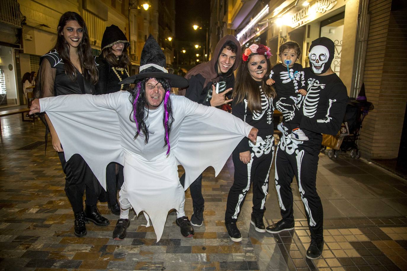 Los jóvenes apostaron por las fiestas de Halloween. Desde el jueves por la noche, llenaron calles, explanadas y jardines de la ciudad, con tétricos disfraces y caracterizaciones de películas de terror. 