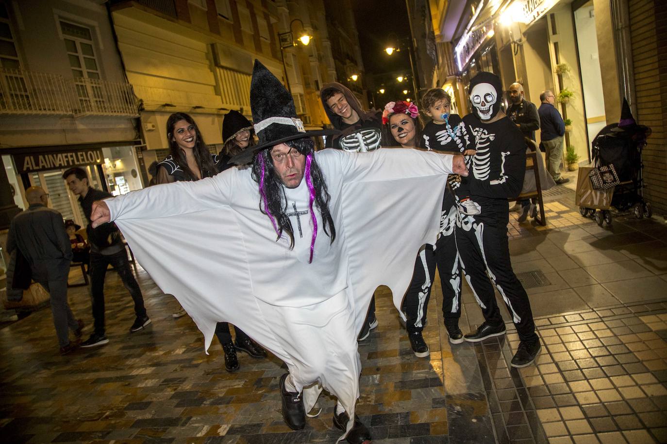 Los jóvenes apostaron por las fiestas de Halloween. Desde el jueves por la noche, llenaron calles, explanadas y jardines de la ciudad, con tétricos disfraces y caracterizaciones de películas de terror. 