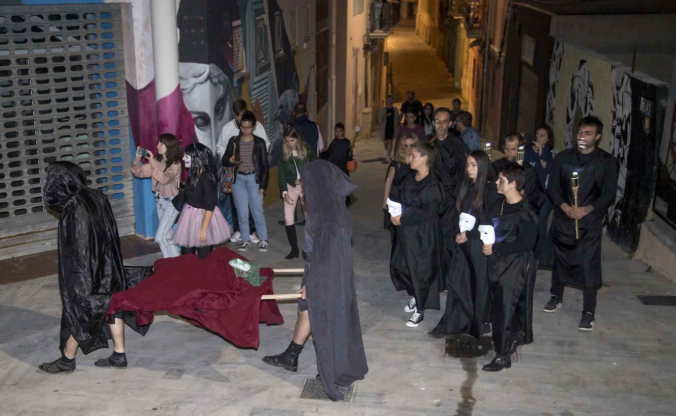 Los jóvenes apostaron por las fiestas de Halloween. Desde el jueves por la noche, llenaron calles, explanadas y jardines de la ciudad, con tétricos disfraces y caracterizaciones de películas de terror. 