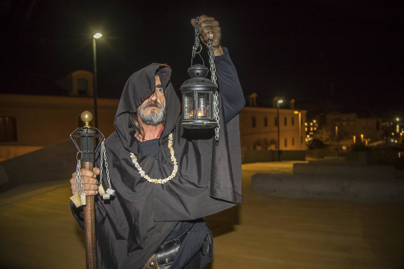 Los jóvenes apostaron por las fiestas de Halloween. Desde el jueves por la noche, llenaron calles, explanadas y jardines de la ciudad, con tétricos disfraces y caracterizaciones de películas de terror. 