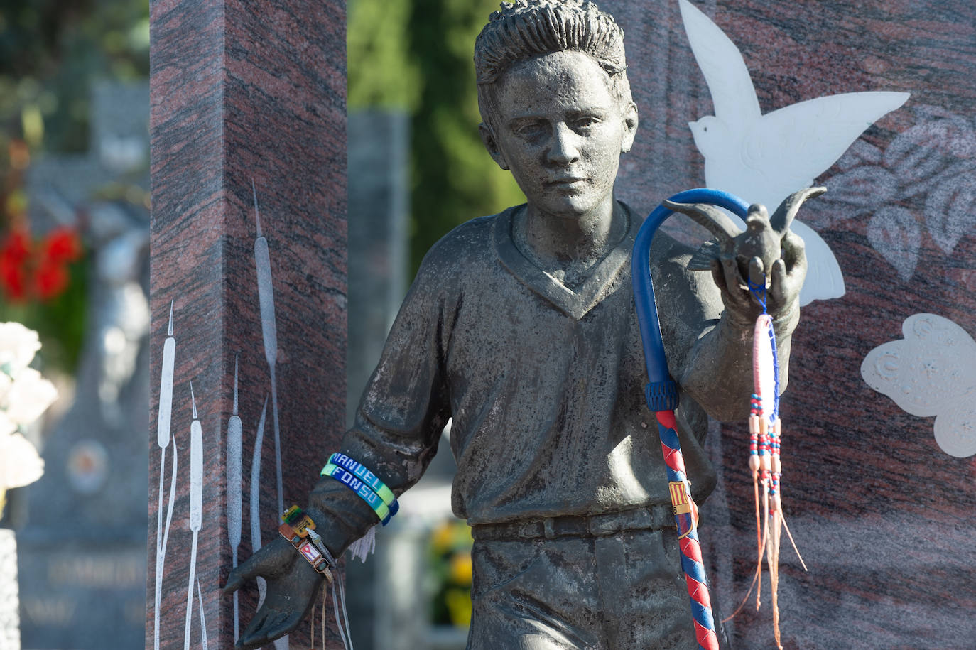 El grupo Miskorus puso la nota musical en el camposanto de Jesús, donde el obispo Lorca Planes ofició una misa. 