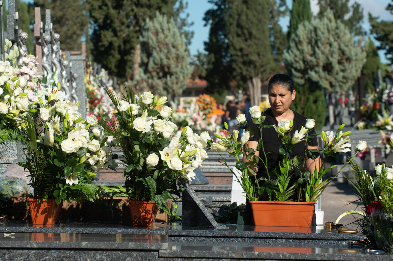 El grupo Miskorus puso la nota musical en el camposanto de Jesús, donde el obispo Lorca Planes ofició una misa. 