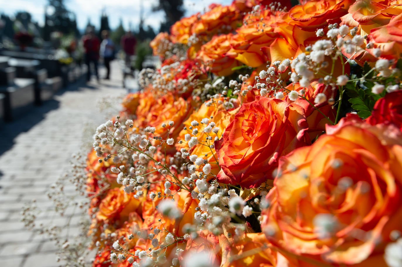 El grupo Miskorus puso la nota musical en el camposanto de Jesús, donde el obispo Lorca Planes ofició una misa. 