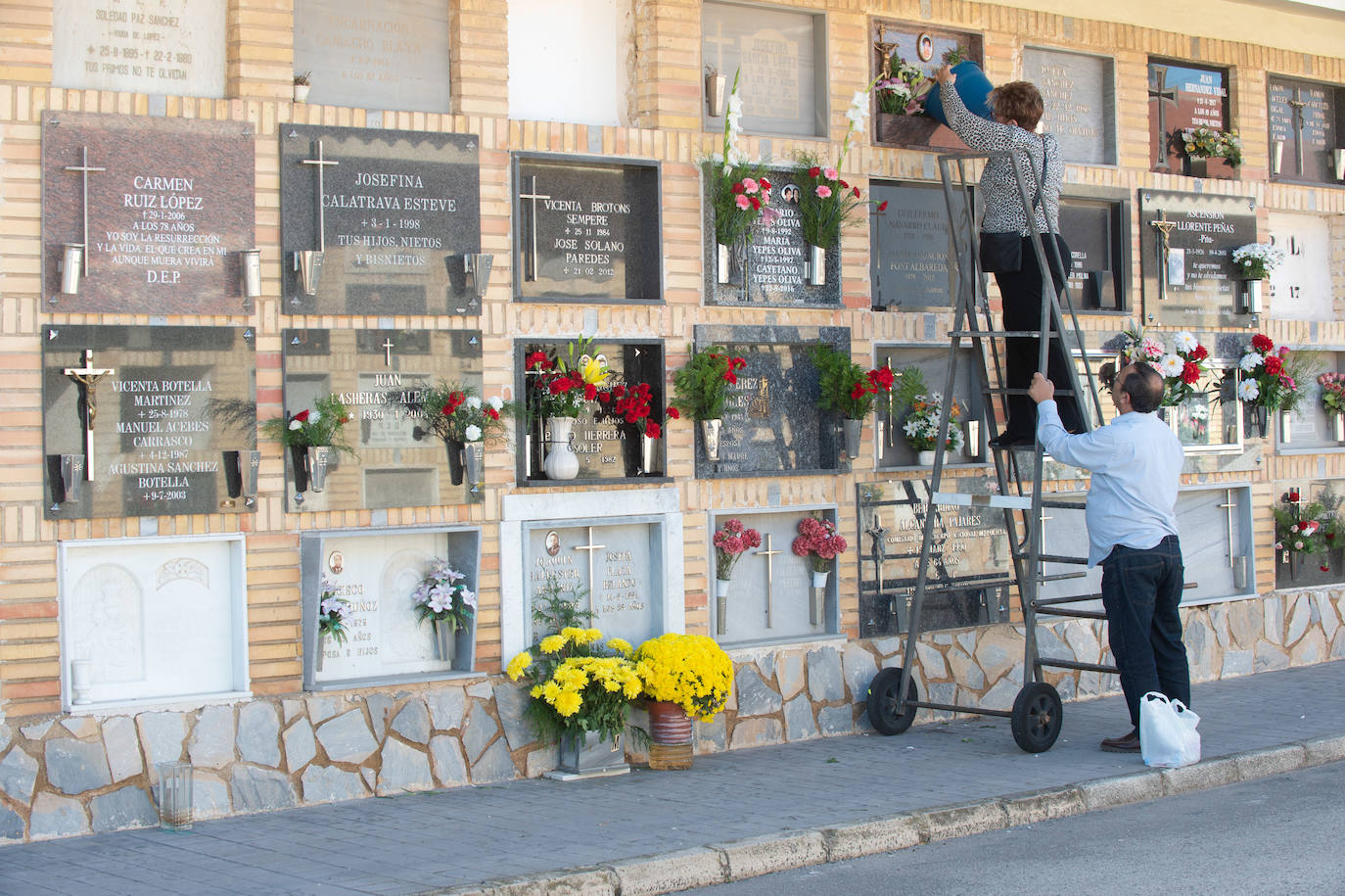El grupo Miskorus puso la nota musical en el camposanto de Jesús, donde el obispo Lorca Planes ofició una misa. 
