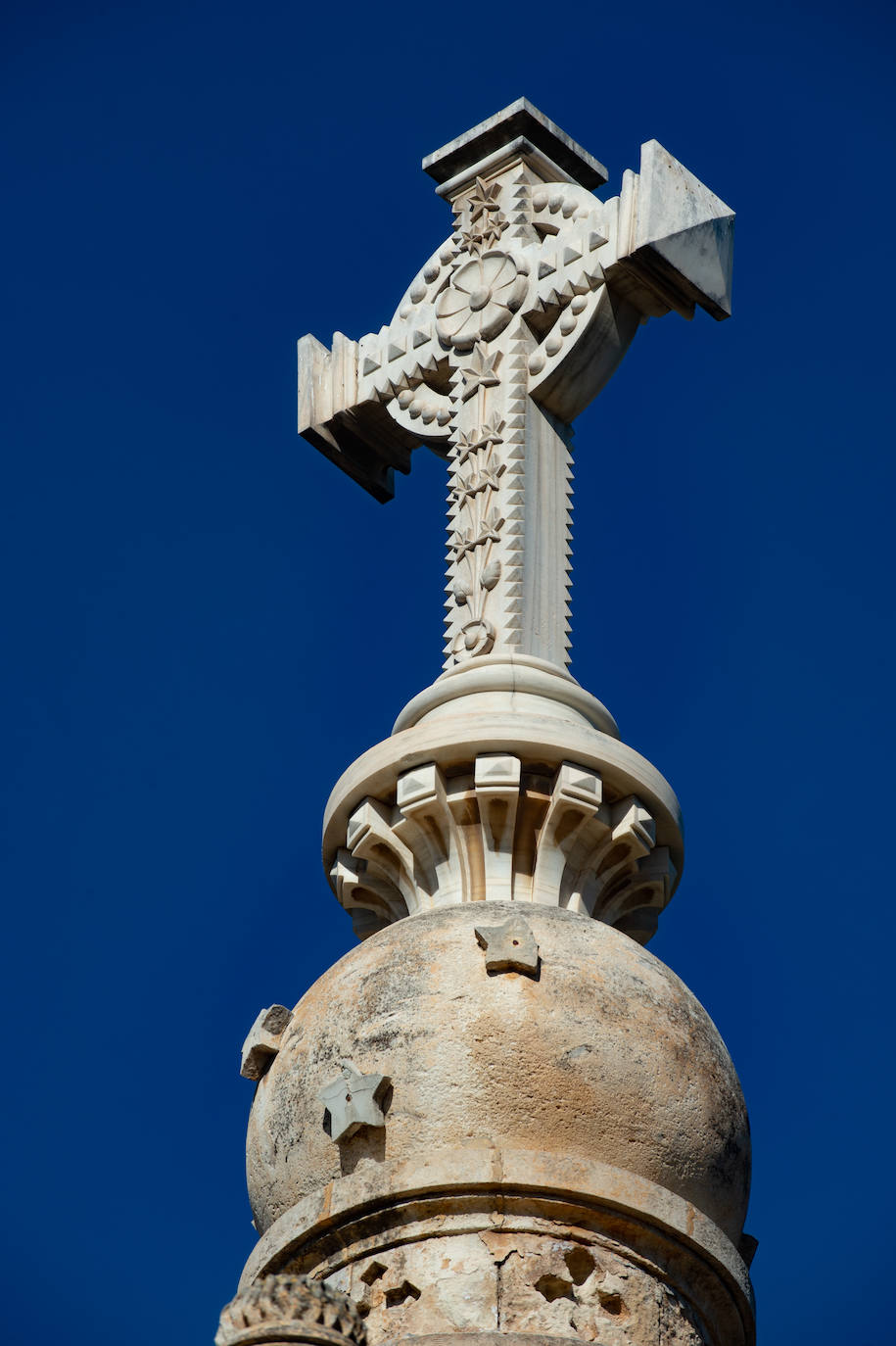 El grupo Miskorus puso la nota musical en el camposanto de Jesús, donde el obispo Lorca Planes ofició una misa. 
